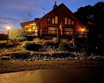 Cabin-N-the Woods, the Finest in Log Cabin Lodging - Mauston - Building