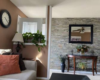 Cozy Home outside Independence City Limits! 3 beds and 2 baths. Close to all! - Independence - Living room