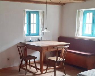 Rural living in renovated farmhouse-EG, terrace, 20 min to Landshut - Geisenhausen - Comedor