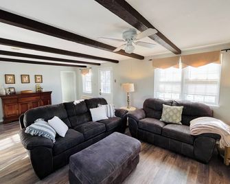 Cozy 3 Bedroom Cottage on farm - Malvern - Living room
