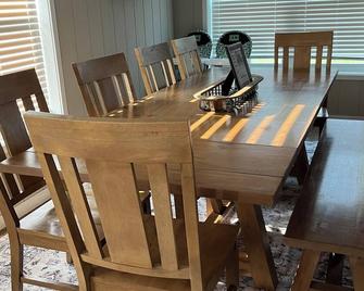 Perfect lodging for fishermen, hunters and family gatherings! Sleeping for 12. - Platte - Dining room