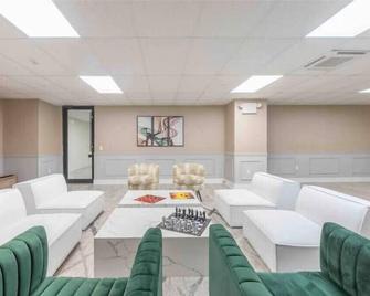 Exuberant King Bed Near Ewr W/ Gym & Parking - Newark - Lounge