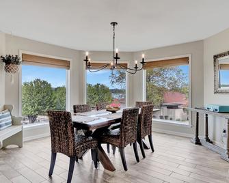Pool and Dock Access Lakefront Hot Springs Condo! - Hot Springs - Dining room