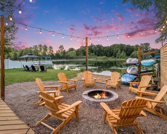 Lakefront, Hot Tub, Game Room Sapphire Shores - Hillsdale - Patio