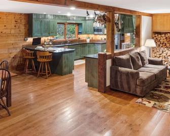 Bed and Breakfast Cabin for Weekend Getaway near Millbrook, New York - Dover Plains - Living room
