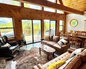 Cozy Secluded Lakefront Chalet With Hottub & Mountain Views - Saranac Lake - Living room