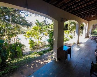 بوزادا آمانهيسير نا مانتي كوير - اغواس دي ليندويا - شرفة مرصوفة