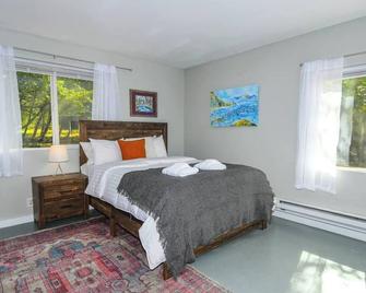 Adorable Cottage Among Trees Close To Everything - Vancouver - Bedroom