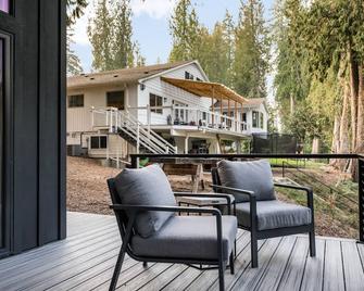 Panoramic Riverside and Lush Forests Views, Pet Friendly, New Décor, Steps Away From Dockside - West Linn - Patio
