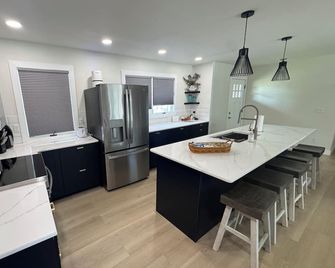 Recently Renovated Lakefront Retreat on George Lake - Fairmont - Cocina