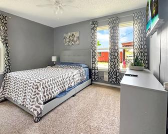 Yellow Texas Star House blocks from Goodfellow AFB - San Angelo - Bedroom