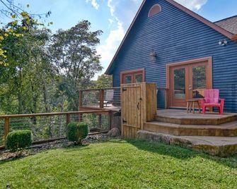 Sunset Cove Lakefront Luxury Lodge with Private Dock - Dandridge - Patio