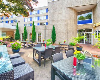 Leonardo Hotel Hamburg City Nord - Hamburgo - Patio