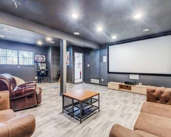Stunning 5BR 2BA Holiday Home with Private Pool and Cinema - Dallas - Living room