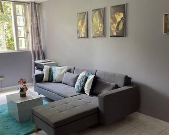 The Palace. Escape to breath taking beauty yet 5 minutes from shopping centers - Golden Spring - Living room