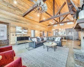 Hot Tub and Game Room Spacious Cabin in Broken Bow! - Broken Bow - Living room