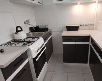 Piotrków Trybunalski Comfort Apartment by BookingHost - Piotrków Trybunalski - Kitchen