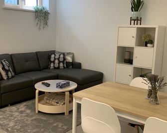Cozy Suite in Vancouver’s Oakridge Area - Vancouver - Living room