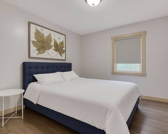 Charming-Woodsy Pocono Retreat: With Inground Pool & Hot Tub. - East Stroudsburg - Bedroom