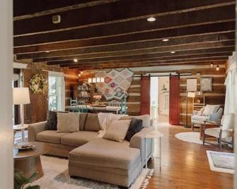 Secluded Historic Cabin Summer Camp Style Retreat! - Charlestown - Living room