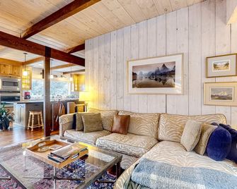 Back Nine Bluff - Manchester - Living room