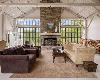 Luxury, family friendly home, with views, privacy and access to Maine's best! - Wiscasset - Living room