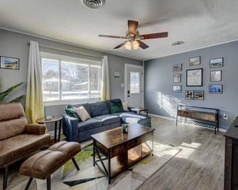 A cozy home between the Indiana Dunes and town of Chesterton. - Porter - Living room