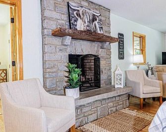Alarka Creek Farmhouse - Bryson City - Living room