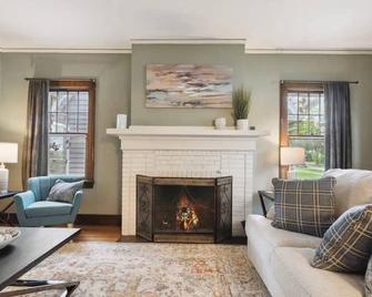 Walk to Notre Dame Harter Heights Hideaway - South Bend - Living room