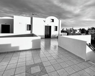 Irigeneia Hotel - Perissa
