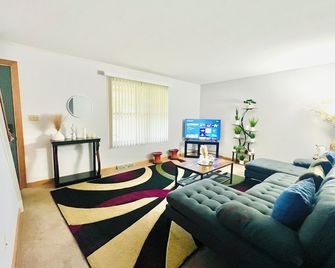 2-bedroom condo in peaceful York with cool AC - York - Living room