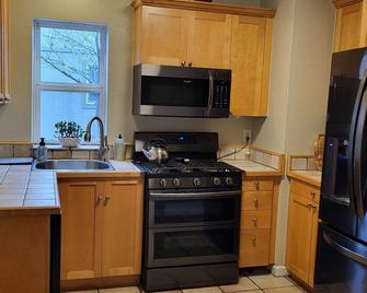 Highland Square Cutie-Charming house-walking distance to restaurants/shops - Denver - Kitchen