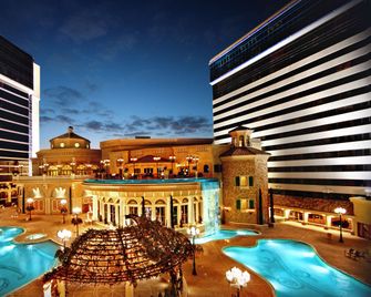 Peppermill Resort Spa Casino - Reno - Piscina