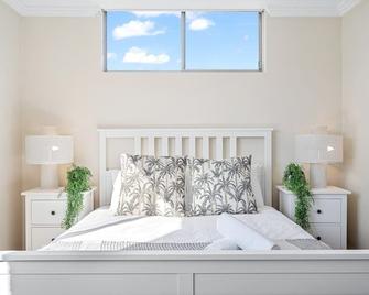 Always Friday - Luxe, Stylish Beach Abode - 3 min walk to Bondi Beach - Bondi Beach - Bedroom