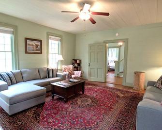 Historic farm stay in the heart of Alabama's Black Belt Region. - Marion - Sala de estar