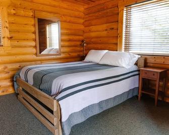 Bunkhouse 2 at Gallatin Canyon Cabins - Gallatin Gateway - Bedroom
