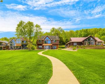 Beautiful Calm Water Lakefront Home, Flat Lot & Large Private Dock. - Gravois Mills - Edificio