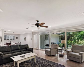 The Pink House - Saint Simons - Living room