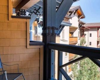 Top Floor Village Ski-In/Ski-Out Condo - Olympic Valley - Balkon