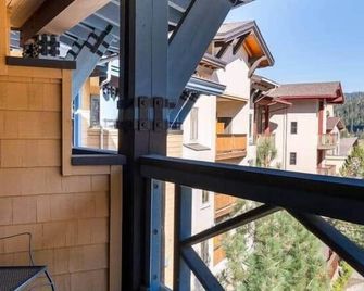 Top Floor Village Ski-In/Ski-Out Condo - Olympic Valley - Balcon