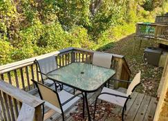 Comfy King Bed Townhouse with Outdoor Sitting Area - Guntersville - Balcony