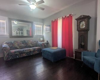 Fun 3-bed, urban home 7 miles from KC Stadium & 3 miles from FIFA Fan Fest! - Kansas City - Living room