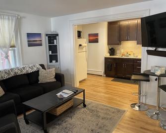 Cozy- 2-Bedroom clean and Quiet- Maple St. Walk anywhere - Burlington - Living room