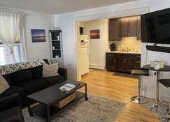 Cozy- 2-Bedroom clean and Quiet- Maple St. Walk anywhere - Burlington - Σαλόνι