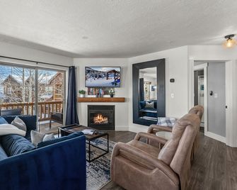 Upgraded 2 Bd 2 Bth Pool, Jacuzzi, mins to the Lake, Park City, East Deer Valley - Heber City - Sala de estar