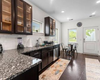 Central Rva Retreat - King & Queen Beds, 2 Baths, 1 Floor, Free Parking! - Richmond - Kitchen