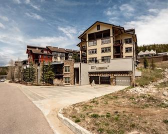 Walk to Slopes, Newer Unit, Biggest Hot Tub, Great Views !! - Winter Park - Edificio