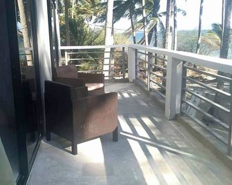 A 3 floor contemporary styled beach house. Steps away from fine white sands! - Abra de Ilog - Balcón