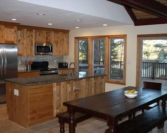 Al Tahoe's Best - Hot Tub, Pool Table, Vintage Arcade Games - South Lake Tahoe - Kitchen