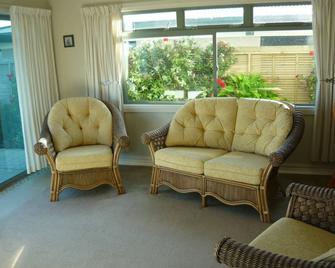 Swallows Nest Accommodation - Paihia - Huiskamer